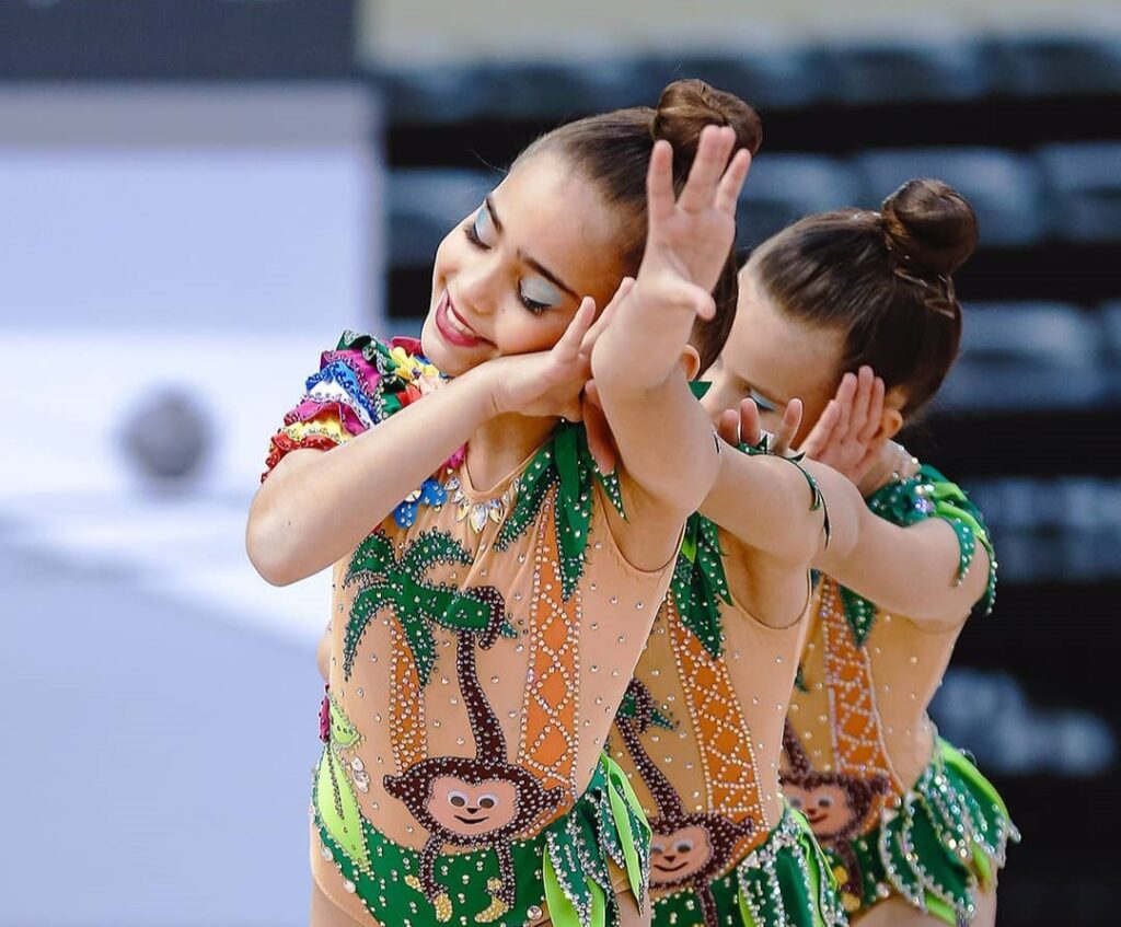 Chicas gimnastas en exhibición Chicas gimnastas en exhibición